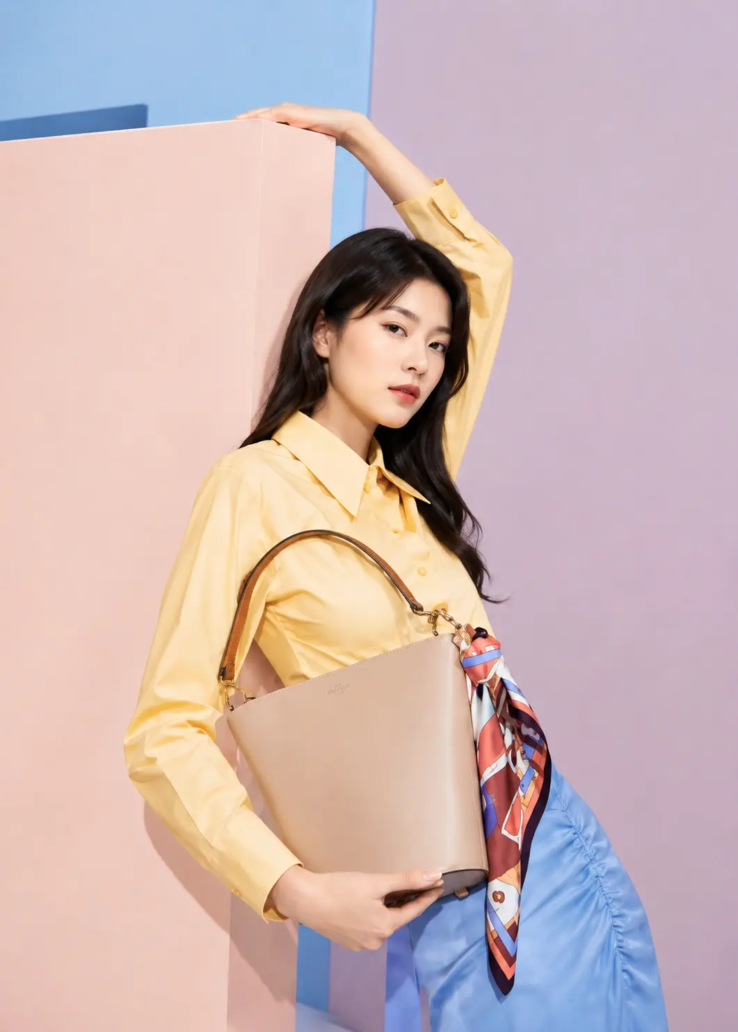 Poses with a handbag, backpack or suitcase