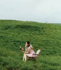 Dáng chụp ở đồng cỏ và bãi cỏ