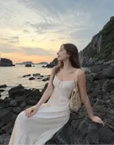 Dáng chụp với mỏm đá và bãi đá ven biển
