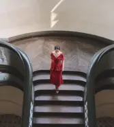 Dáng chụp với cầu thang